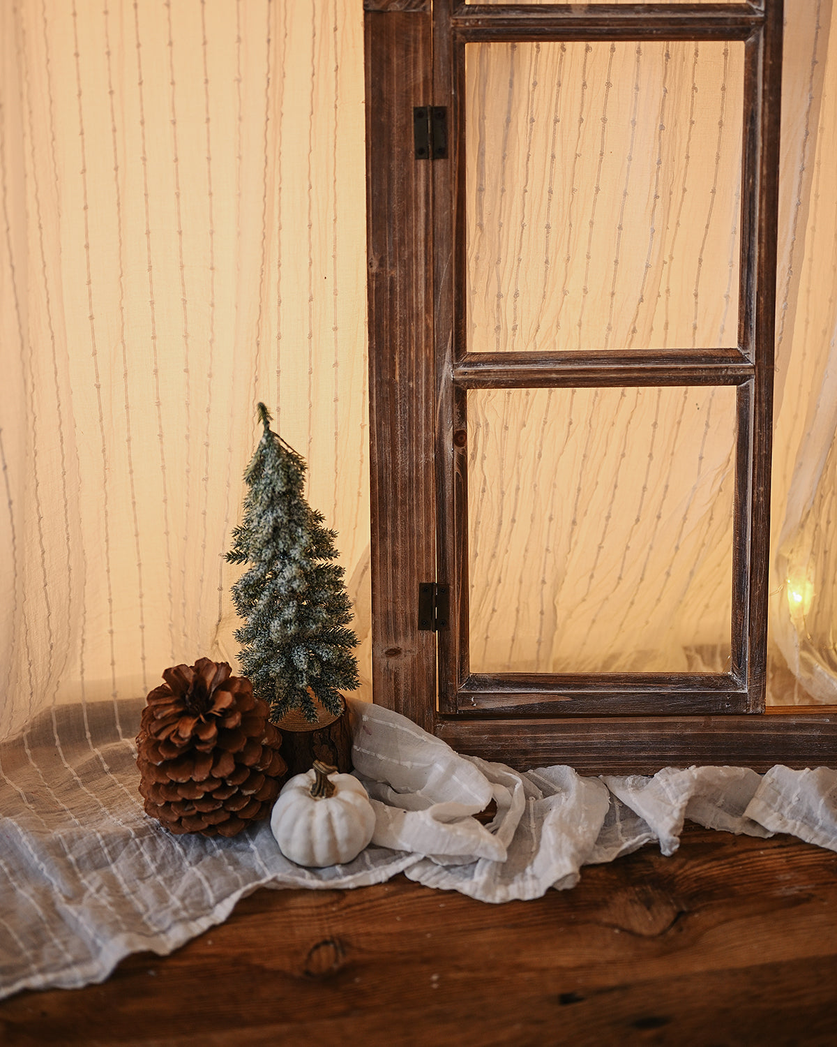 Round window with wooden shutter Jaime