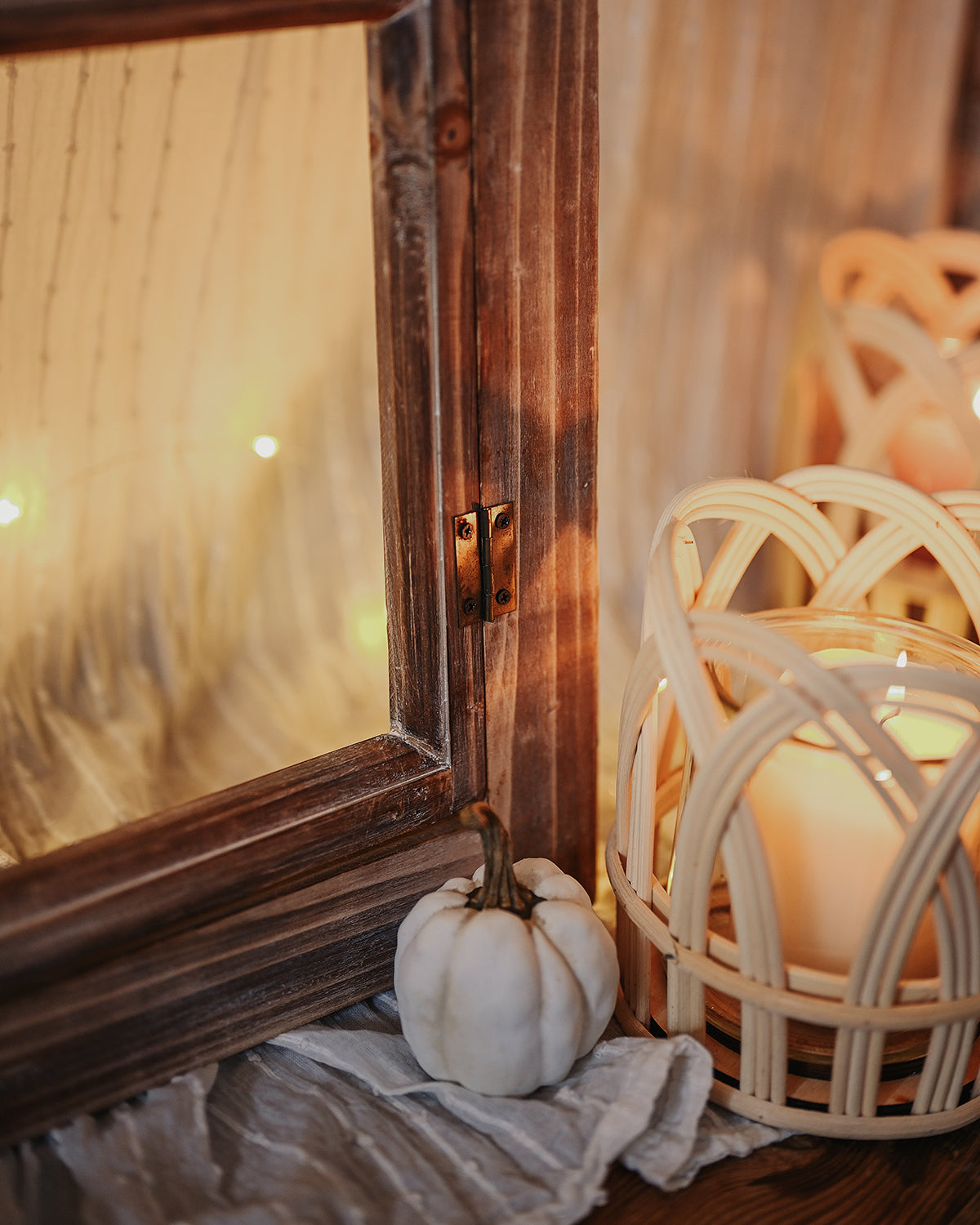 Round window with wooden shutter Jaime