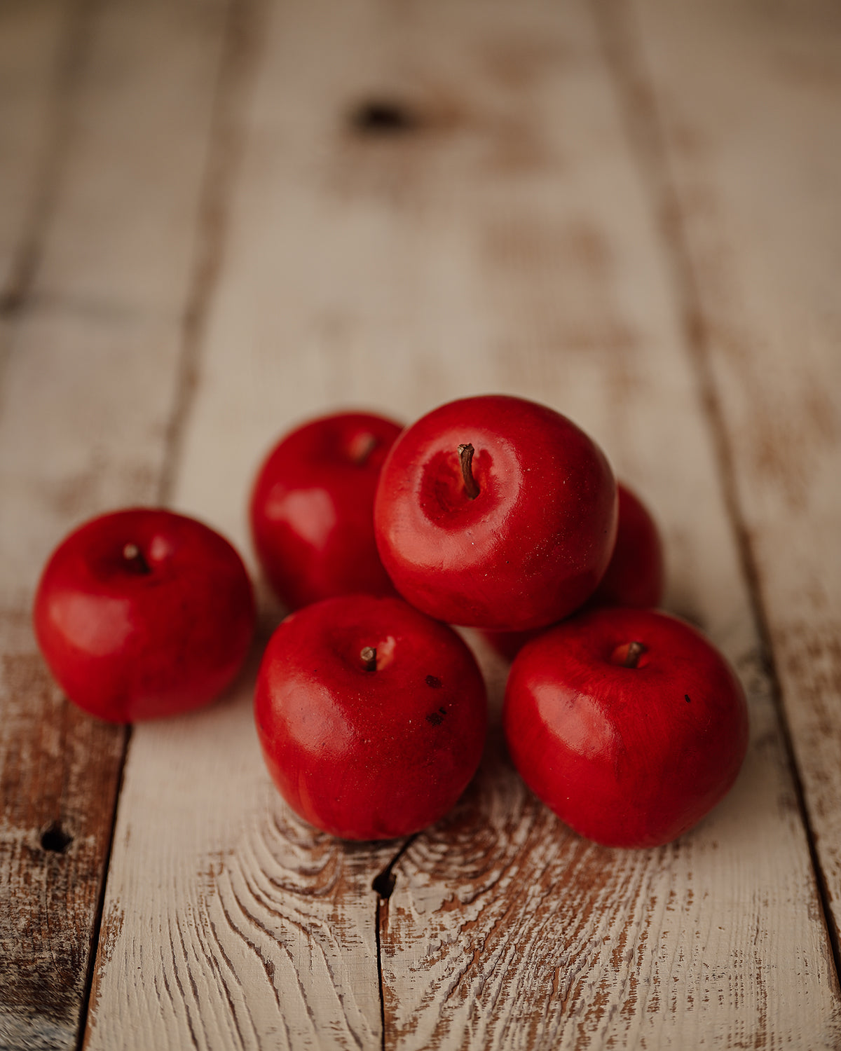 Super realistic red apples in life size