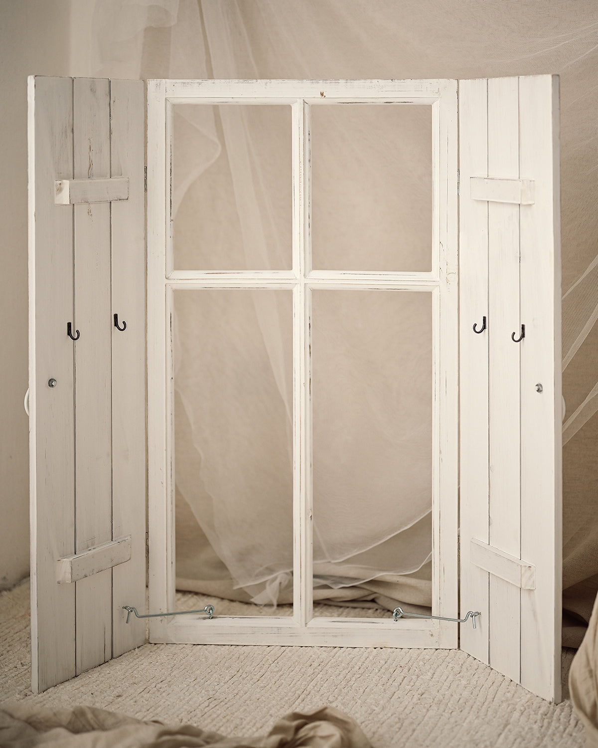 Rosi - Window with shutters
