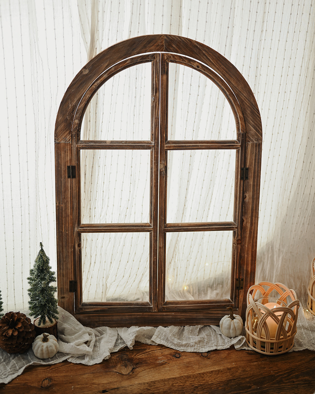 Round window with wooden shutter Jaime