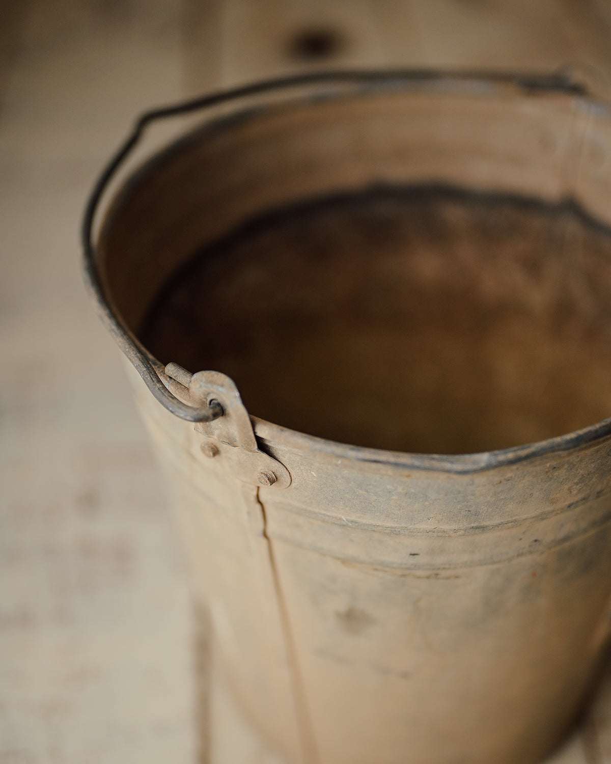 López - Metal bucket (antique)