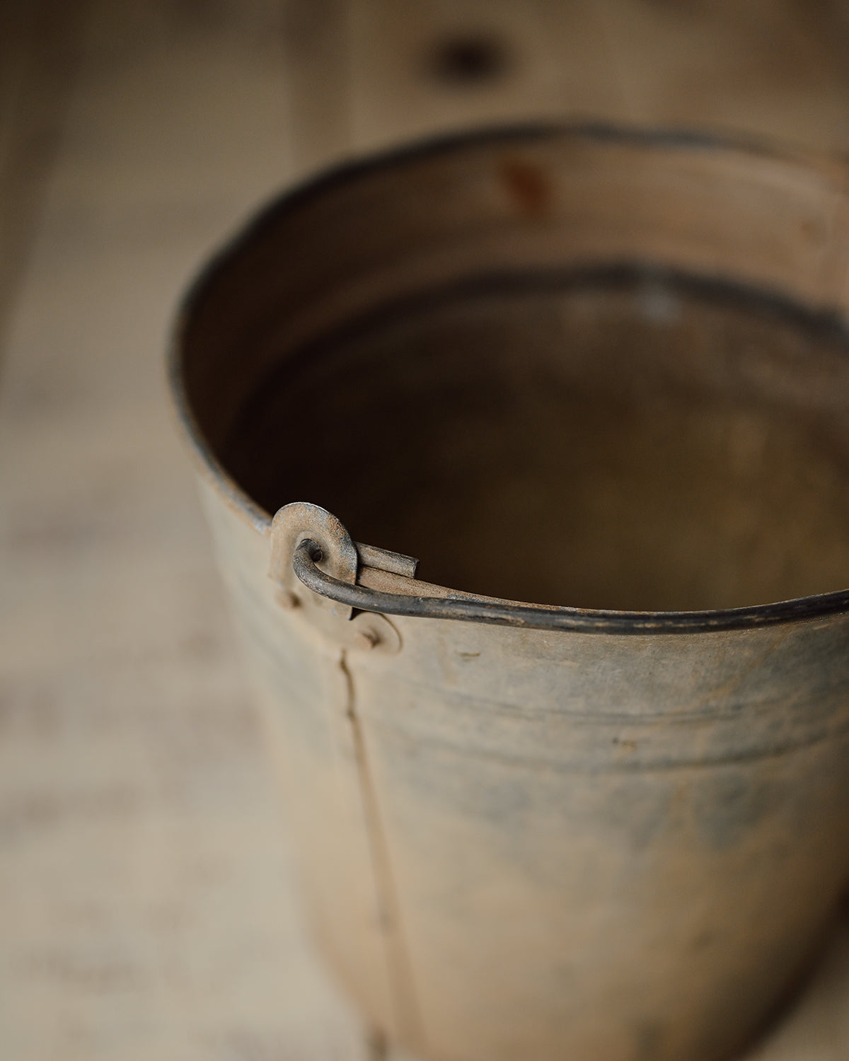López - Metal bucket (antique)