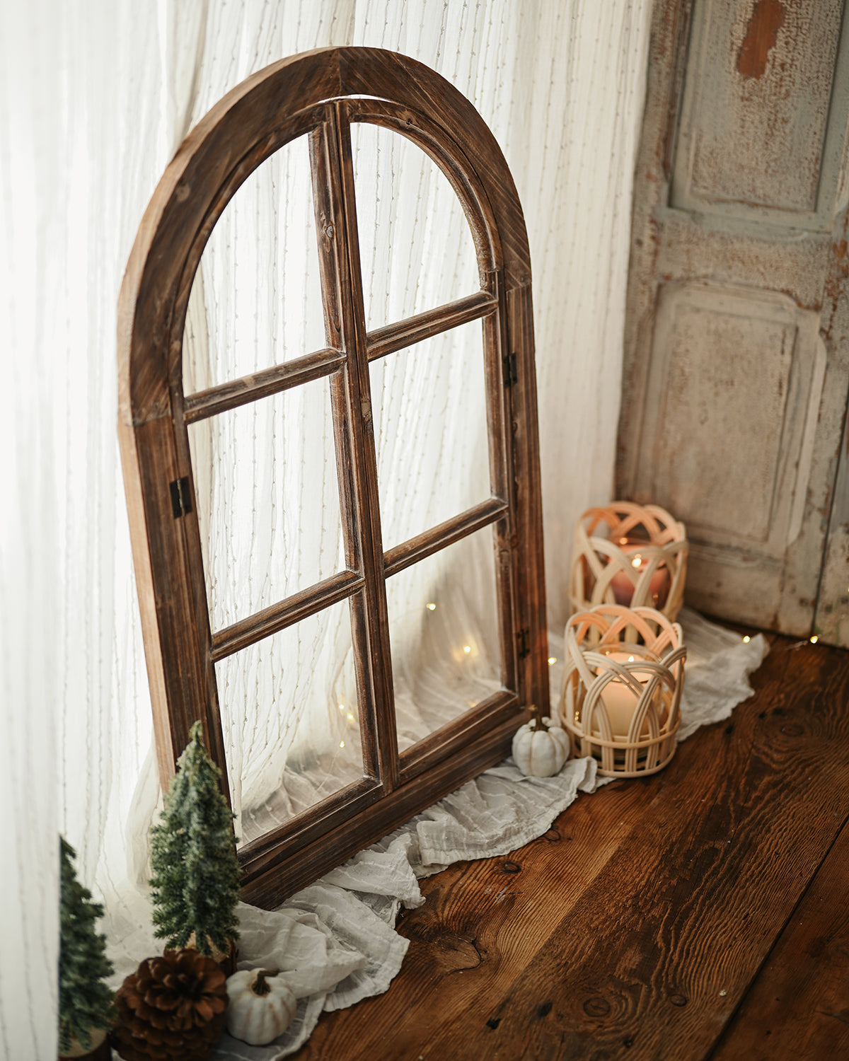 Round window with wooden shutter Jaime