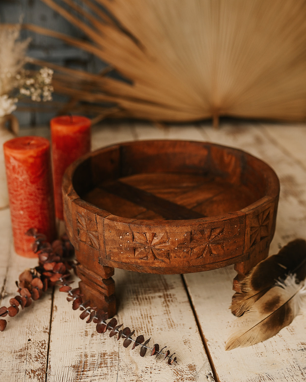 Nisha: Round wooden basket - Hindu table