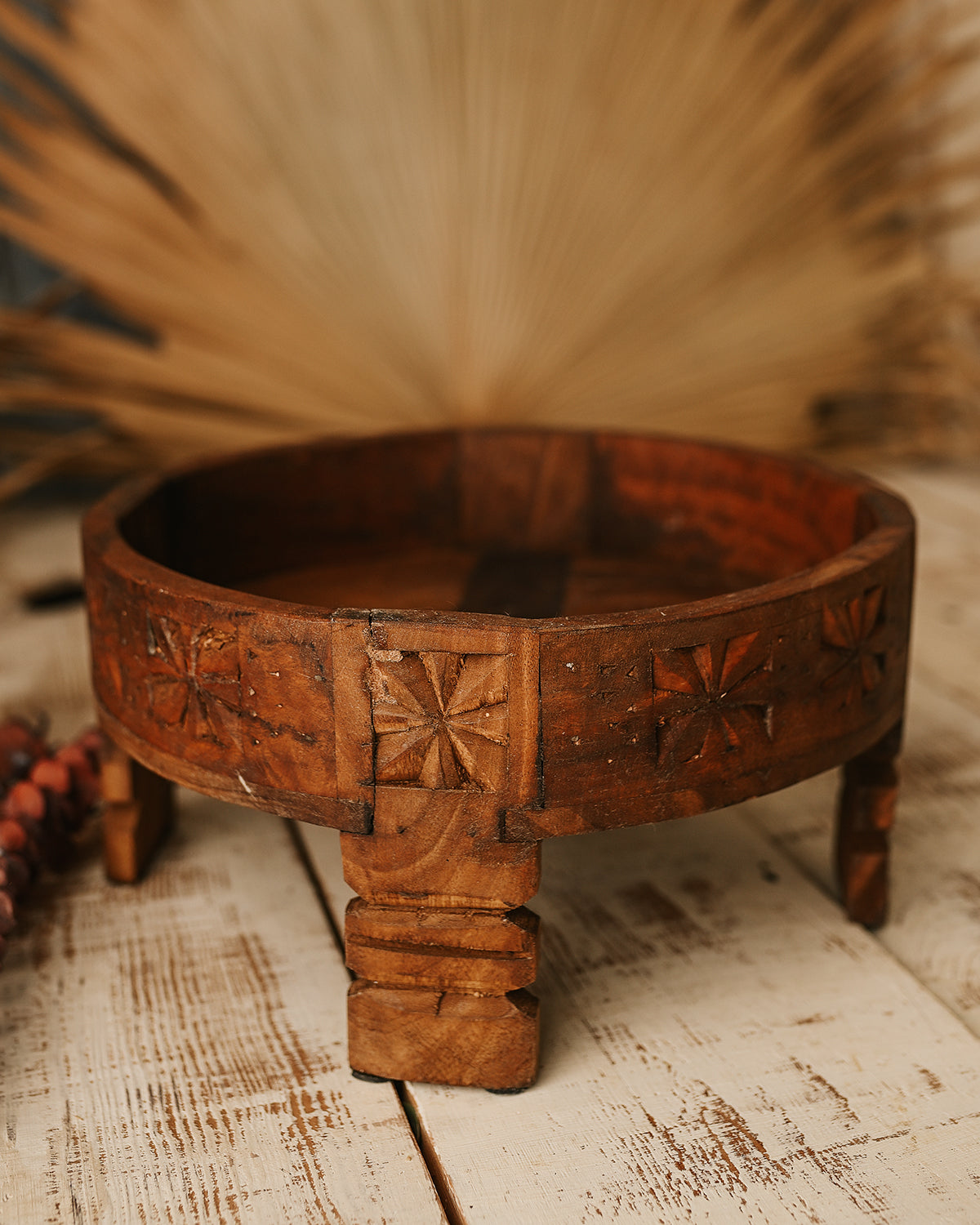 Nisha: Round wooden basket - Hindu table